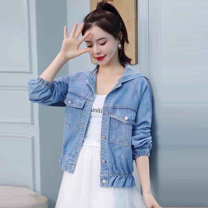 ÁO KHOÁC JEAN NỮ FORM NGẮN CÓ NÓN THÊU CHỮ SAU LƯNG